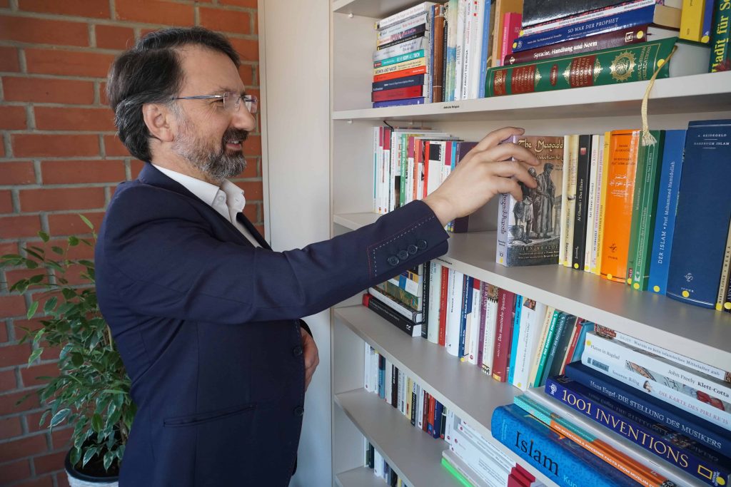 Mustafa Cimşit – am Bücherregal
